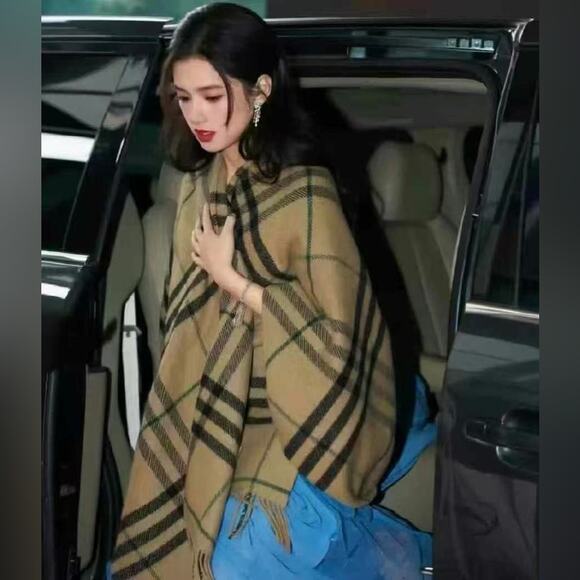 Burberry Wool Cape with Fringe Dark Tan NWT - Picture 5 of 6